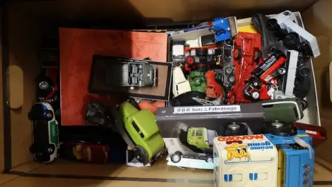 1 doos met modelauto's
