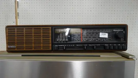 1 ancienne radio Saba