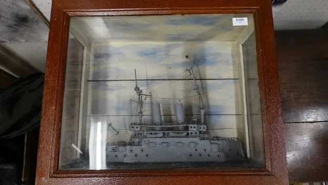 1 bateau dans une boîte