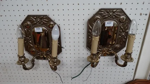 2 wall sconces