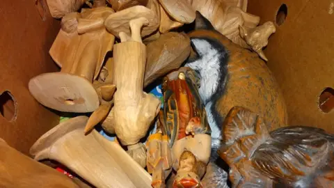 1 lot de figurines en bois