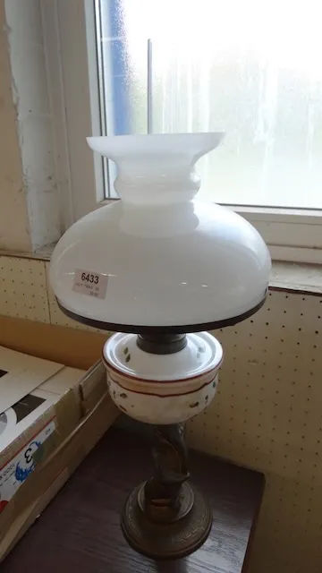 1 lampe à pétrole, complète