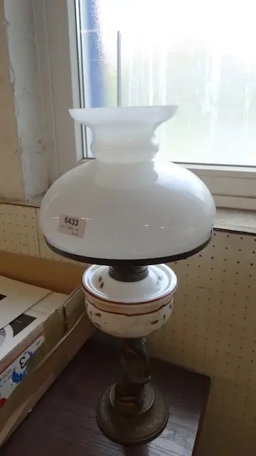 1 lampe à pétrole, complète