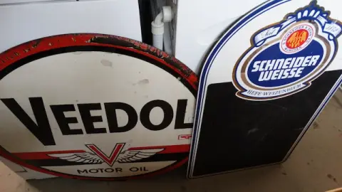 2 panneaux publicitaires