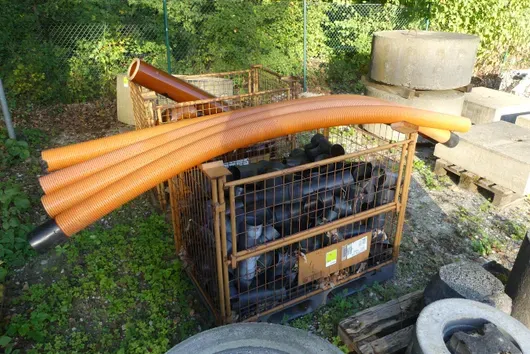 各种排水管件、弯头、分支、连接件,含 5 根排水管 Ø 100 mm