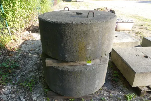 浇筑混凝土井圈 Ø 100 cm,高 50 cm,带预留孔