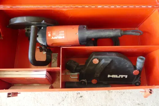 Hilti - 220 V 角磨机，金属箱装