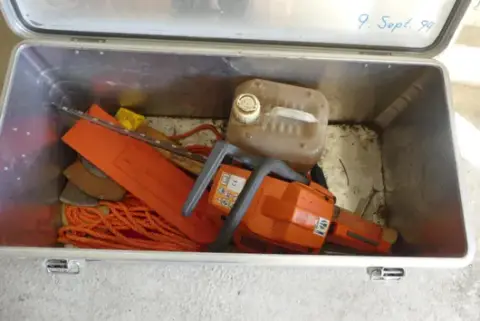 Husqvarna - منشار محرك في حقيبة ألمنيوم