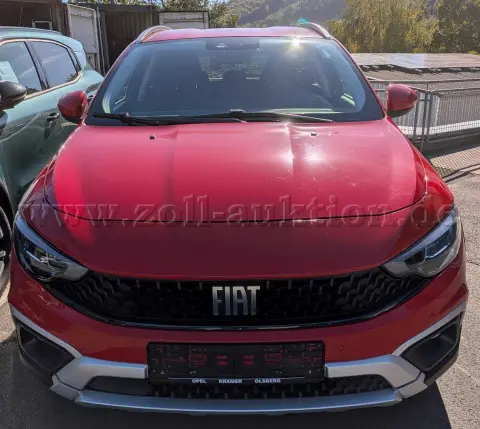 سيارة Fiat Tipo Cross واحدة