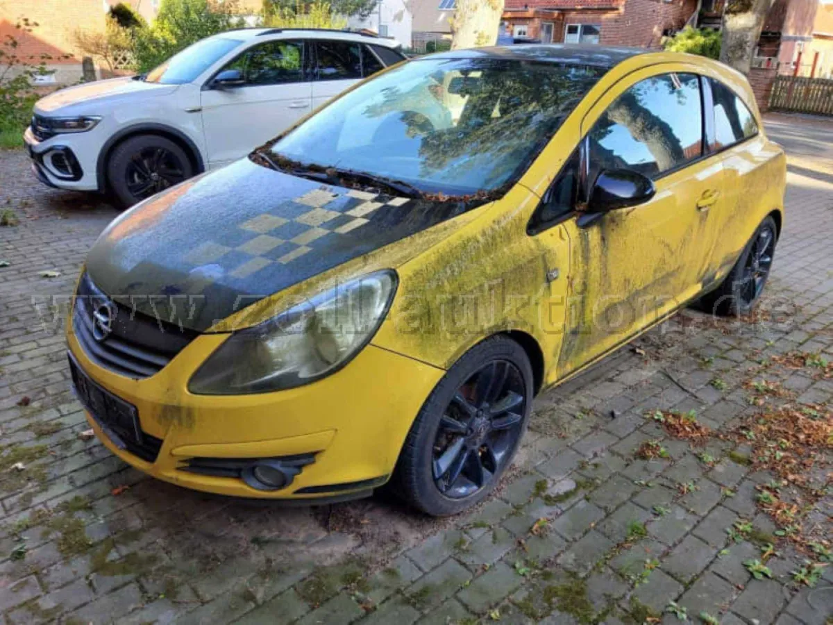 1 Opel Corsa D 1.4 Color Race, 3-deurs, eerste registratie: 2010