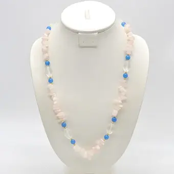 EDELSTEINCOLLIER AUS AQUAMARI UND ROSENQUARZ, MATTIERTE GLASPERLEN, GOLDFARBENE TRENNPERLEN, VERSCHLUSS, SPÄTES 20. JAHRHUNDERT, CA. 65 CM.