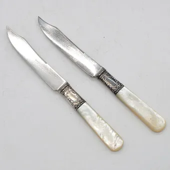 Frary & Clark Landers. Aetna Works, deux couteaux, argent sterling, nacre, Connecticut (USA), vers 1890.