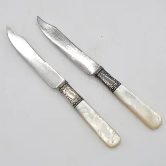 Frary & Clark Landers. Aetna Works, deux couteaux, argent sterling, nacre, Connecticut (USA), vers 1890.