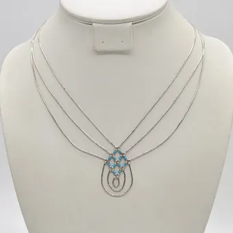 Collier avec perles intercalaires turquoise, argent sterling, monté en structure, 20e siècle.