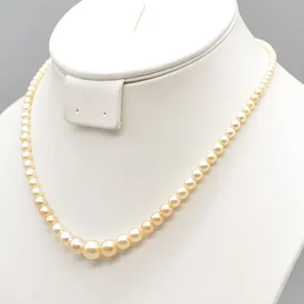 Collier de perles, perles en plastique, couleur crème, taille ordonnée, fermoir en strass, début du 20e siècle.