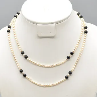 Collana di perle senza fine, nefrite nera e perle d'imitazione, XX secolo.