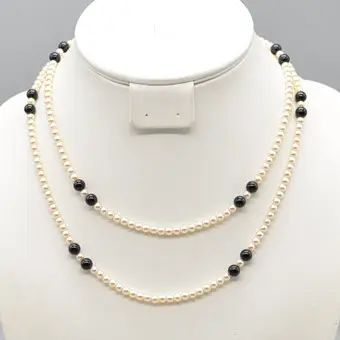 Collana di perle senza fine, nefrite nera e perle d'imitazione, XX secolo.