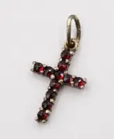 kl. Kreuzanhänger mit Granat, 830er Silber, L-1cm, ca. 0,7gr.