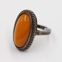Anillo de plata antiguo con cabujón de ámbar butterscotch alargado en engaste con cordón