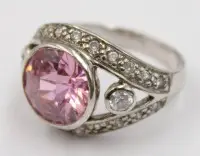 925 sølvring med en rosa stein i midten omkranset av zirkonia.