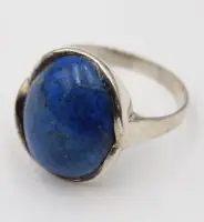 925 sterling sølvring med en lapis lazuli-cabochon.
