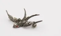 835-sølvbroche, svale, markasitter, eldre, 2,5 g, 3 x 2,5 cm