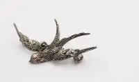 835-sølvbroche, svale, markasitter, eldre, 2,5 g, 3 x 2,5 cm