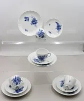 4 套完整餐具，Royal Copenhagen，蓝花，1 个蛋糕盘有旧裂纹和使用痕迹，杯约 高6.5厘米