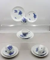 4 kompl. kuverter, Royal Copenhagen, blå blomst, 1 kagetallerken med gammel revne og brugsspor, kopper ca. H-6,5 cm