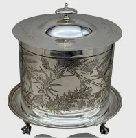 椭圆形维多利亚风格饼干桶，重新镀银，品相极佳，高21厘米，19.5x16厘米