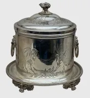 椭圆形维多利亚式饼干桶，重新镀银，状态极佳，高212厘米，21x14厘米，侧面有狮头和提环