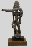 Afrikansk træskærerarbejde, mand med slange, formentlig dogon?, højde 31 cm