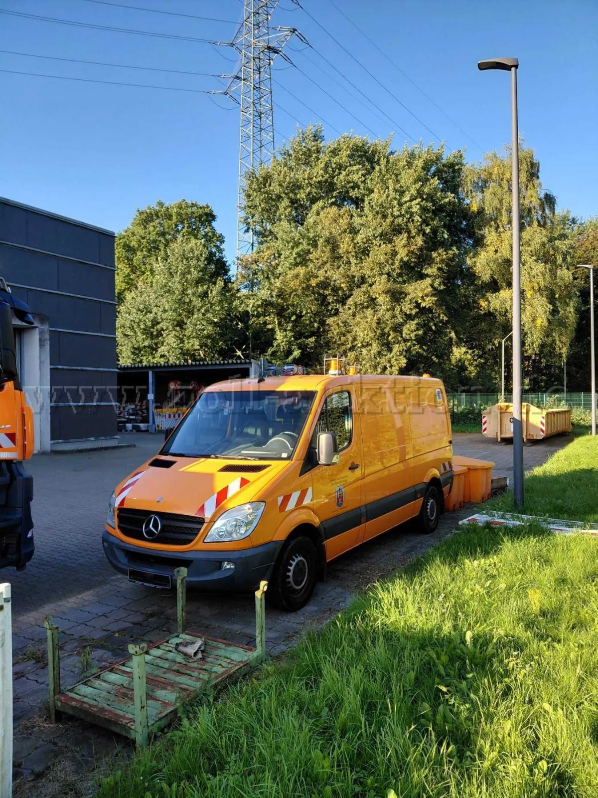 1 辆 Mercedes Benz Sprinter 厢式货车