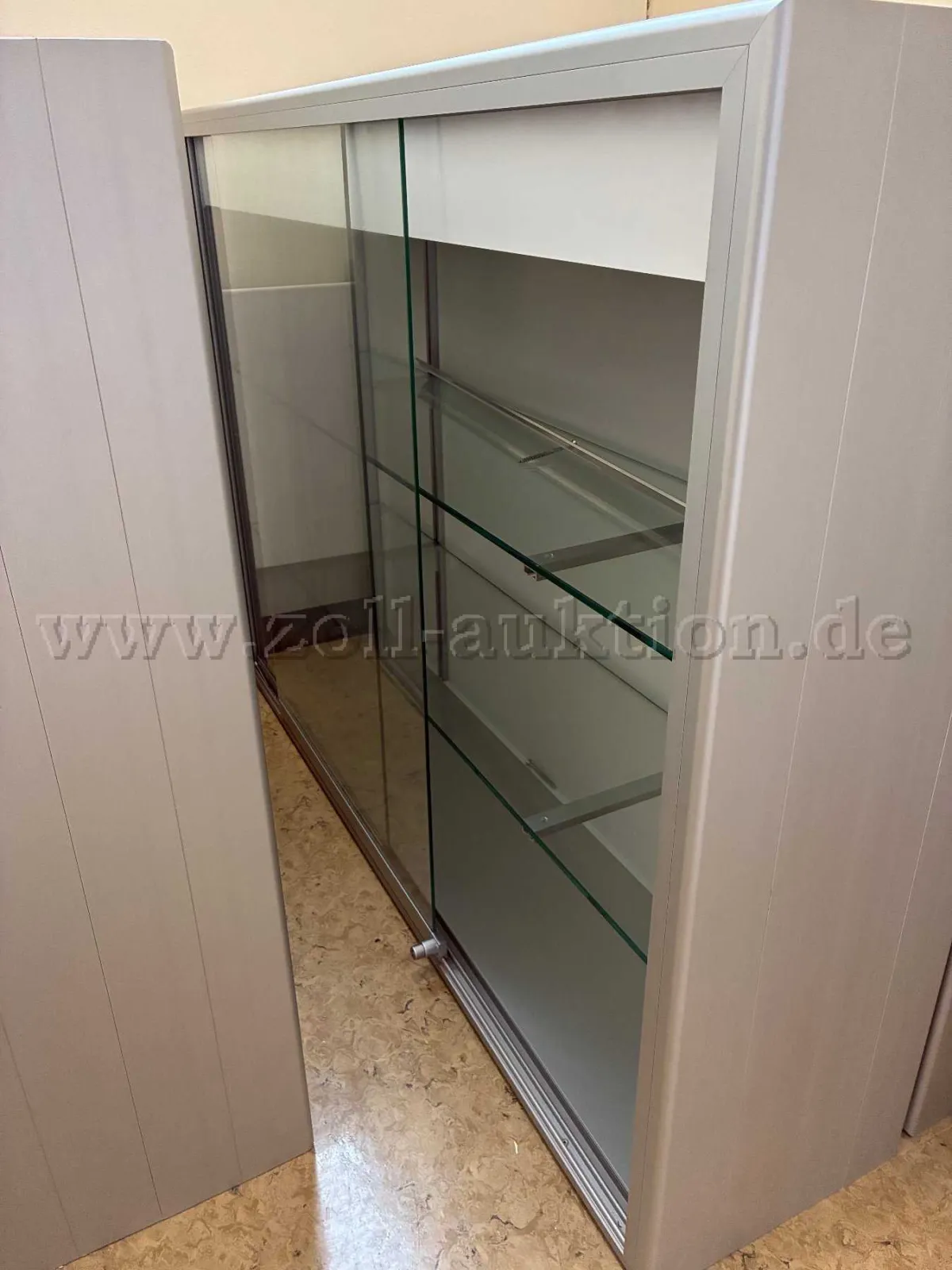 1 个展示柜 / 铝玻璃陈列柜