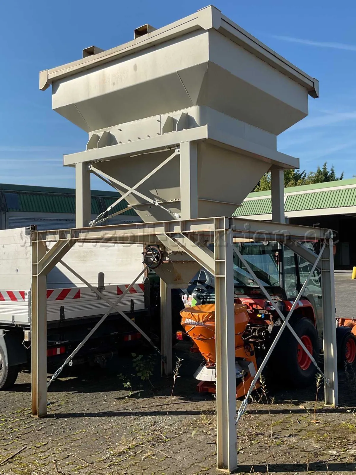 1 台特殊碎石料仓 2,5 m³（制造商：SAT Silo- und Anlagentechnik GmbH）