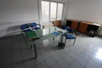 1张带玻璃台面的会议桌，4把访客椅，2个2层推拉门档案柜，1个单门储物柜