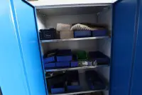 1 dulap din tablă de oțel cu conținut