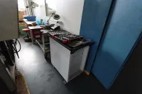 1辆工具车，含各种小型工具