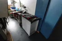 1 cărucior pentru scule cu diverse scule mici