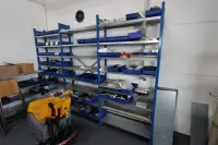 1 raft metalic demontabil în 3 părți, 1 raft metalic demontabil în 2 părți