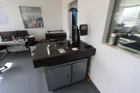 1 granitna mjerna ploča sa stolom