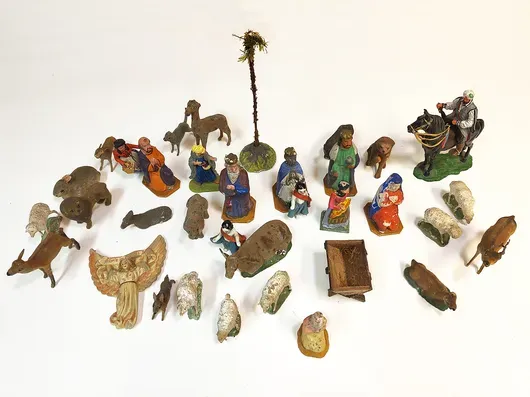 Konvolutter af krybbefigurer, figurer og dyr