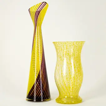 To glassvaser: Aloys F. Gangkofner 'a canne' og vase med gul spunnet dekor, 1950-1970-årene (2).
