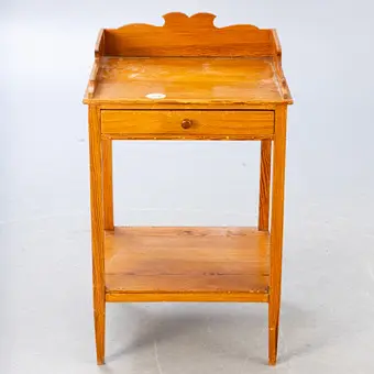 Pequeña mesa de madera de conífera, siglo XX.