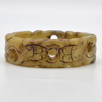 CHINESISCHER ARMREIF AUS JADE, ORNAMENTALE SCHLAGE, HANGESCHNITZT, DURCHBROCHEN, UM 1980.