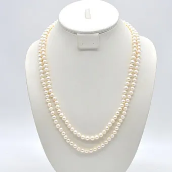 Collana lunga di perle, perle coltivate d'acqua dolce, bianco-argento, XX secolo, ca. 116 cm di lunghezza.