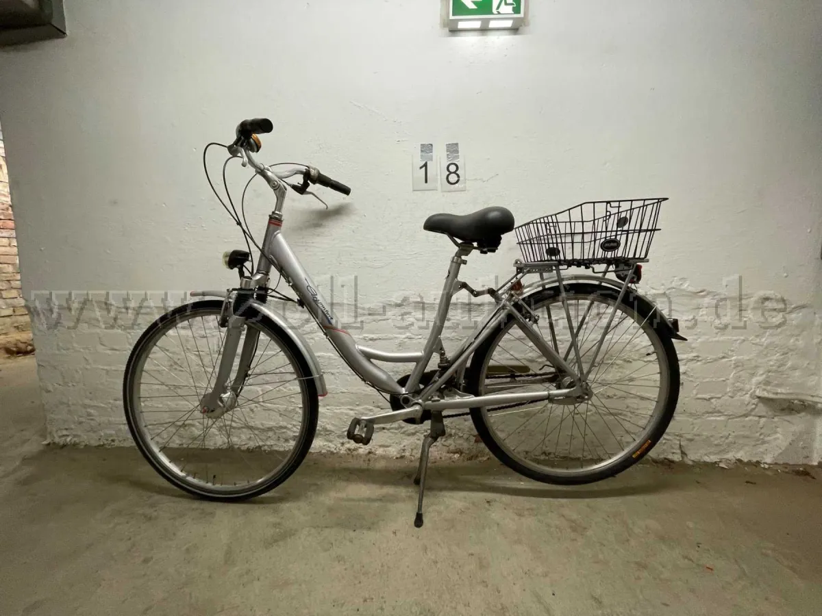 1 辆二手女式自行车，制造商 City，28 英寸