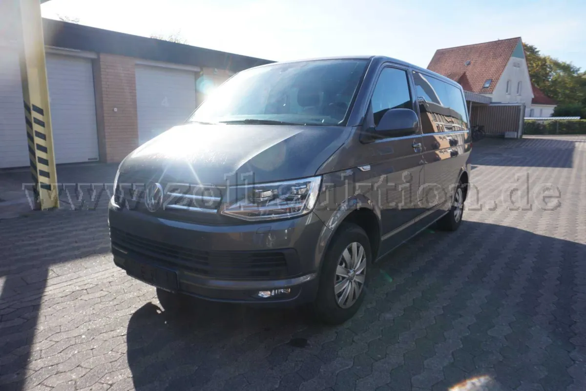 1辆大众 Transporter T6，Caravelle Comfortline，故障：排气系统故障，空调