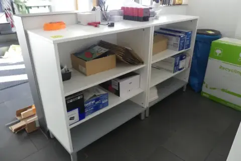 2 pz. credenza, con contenuto (materiale per ufficio, toner)