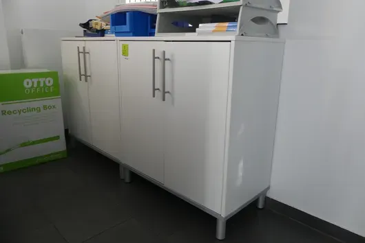2x Sideboard, mit Inhalt (Büromaterial, Technik)